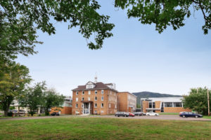 2019_Facadefacealamontagne_Roger_stlaurent